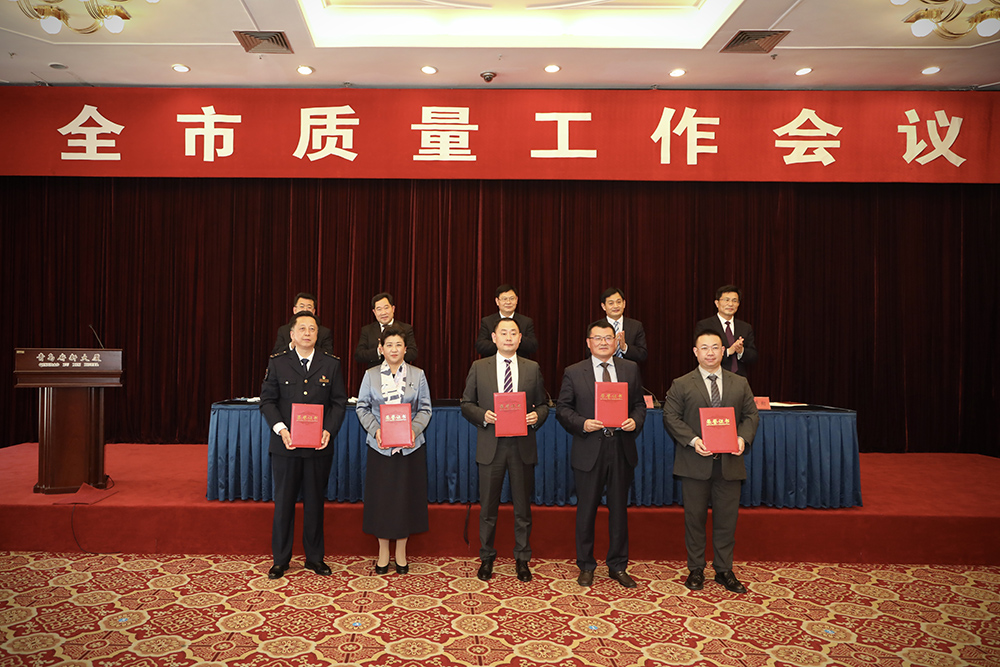 2海大生物集團(tuán)創(chuàng)始人、董事長(zhǎng)單俊偉（右二）上臺(tái)領(lǐng)獎(jiǎng).jpg